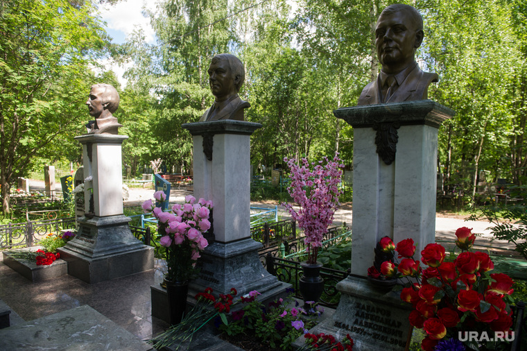 Многие друзья Владислава Костарева уже похоронены на кладбище