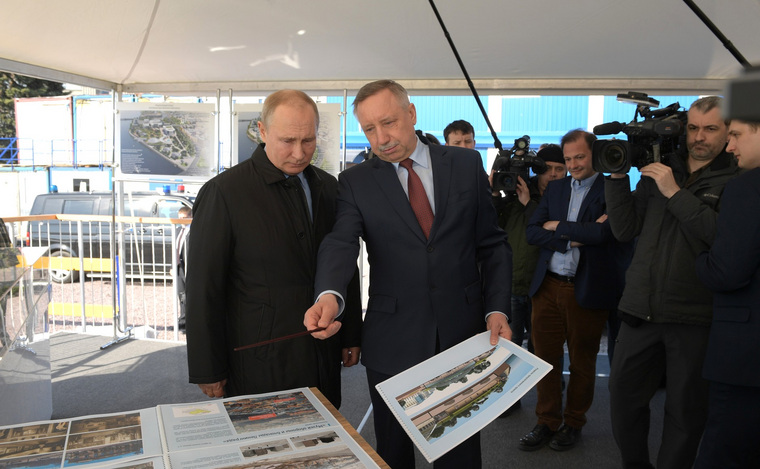 Александр Беглов (справа) показал Владимиру Путину проект нового парка