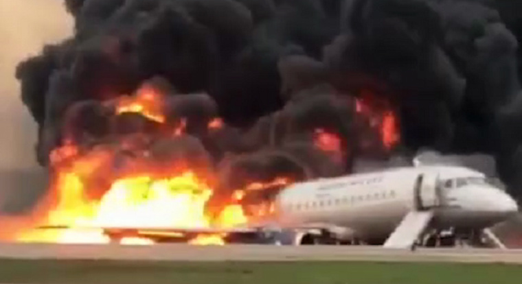 В Шереметьево самолет ударился о взлетно-посадочную полосу и загорелся