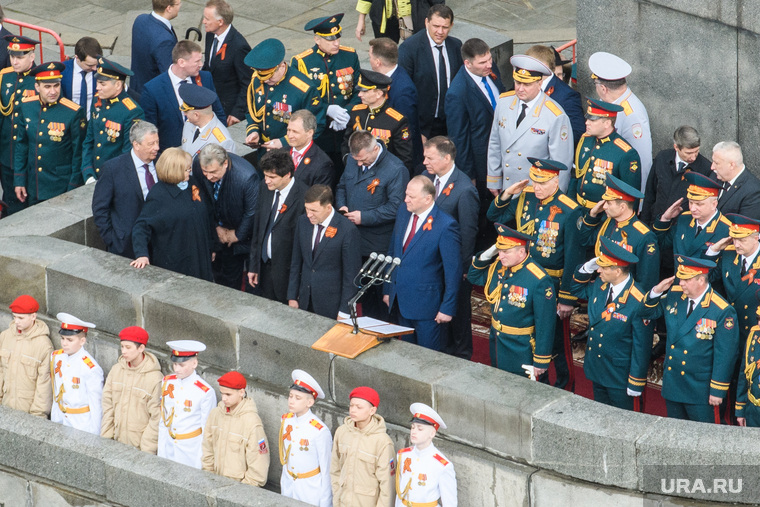 На параде можно было увидеть первые лица города и области