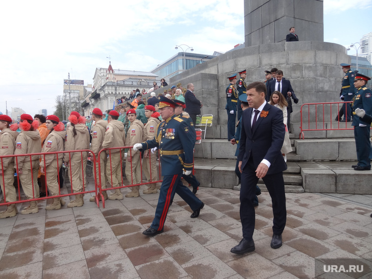 С речами выступили губернатор Евгений Куйвашев и командующий ЦВО Александр Лапин. Они же первыми поздравили ветеранов