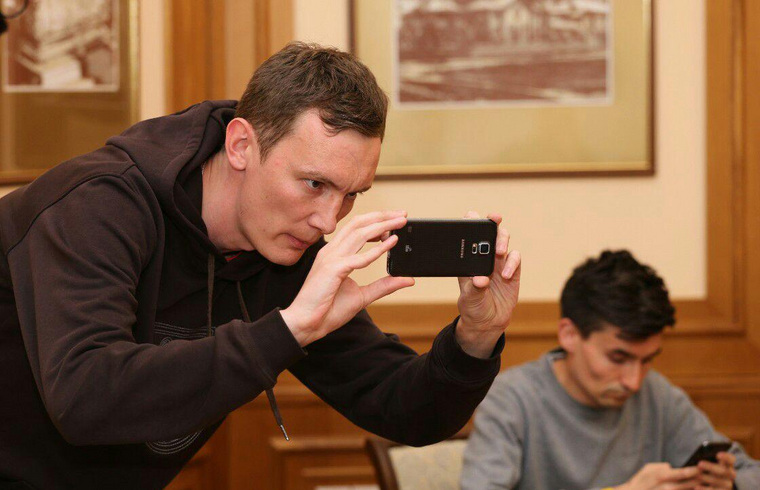 У коллеги Рината Низамова (в отдалении) с портала «66.ру» Дмитрия Шлыкова (на переднем плане) большая претензия к «притворству» медиаменеджера