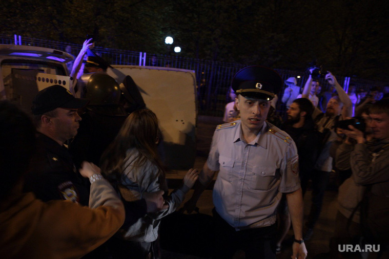 В первый день протестов полиция почти не вмешивалась в конфликт