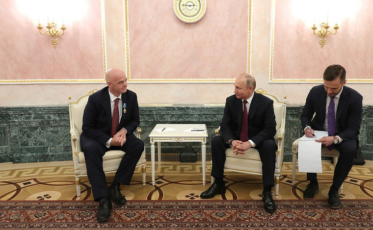 После церемонии Владимир Путин провел встречу с Джованни Инфантино