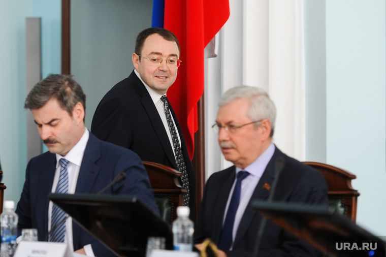 Виктор Мамин (в центре) не смог понять, зачем подчиненным Руслана Гаттарова ехать в Харбин