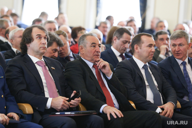 За время работы Сергея Лисовского (слева) в Зауралье сменился третий губернатор. На фото — с экс-главой региона Олегом Богомоловым (второй слева)