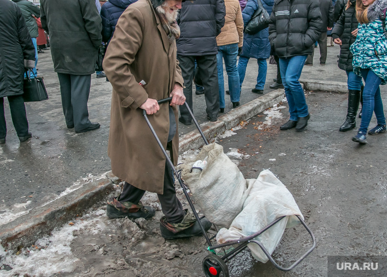 Некоторые пенсионеры не просто бедствуют — они в буквальном смысле нищенствуют