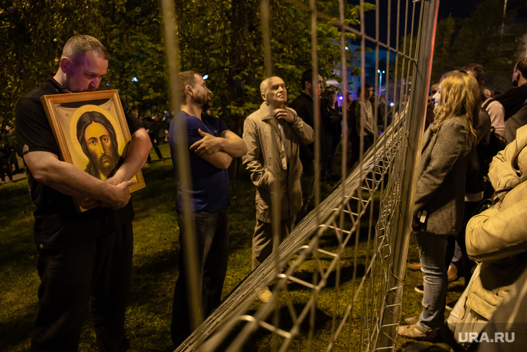 В первый день митингов активисты повалили временный забор, но затем спортсмены выдавили их из сквера