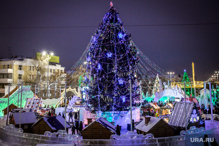 Главная площадь Екатеринбурга используется в новогодние праздники и 9 Мая. В остальные дни, как правило, это просто большая парковка