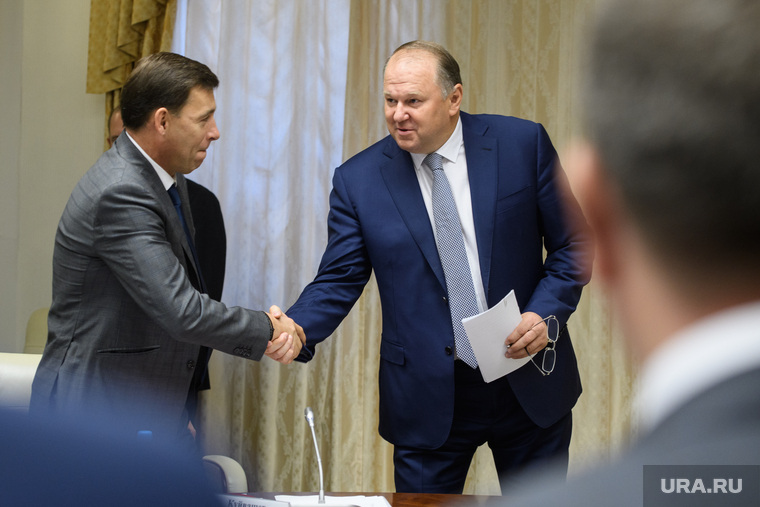 Ожидалось, что компанию губернатору на возложении составит полпред Цуканов. Но тот уехал в Москву