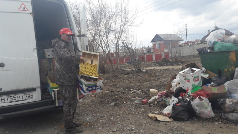 Недобросовестные предприниматели подгоняют к контейнерам у жилых домов целые «Газели», груженные мусором