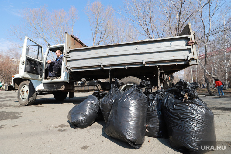 Предприниматели бросают мусор на общих площадках, хотя должны заводить собственные контейнеры