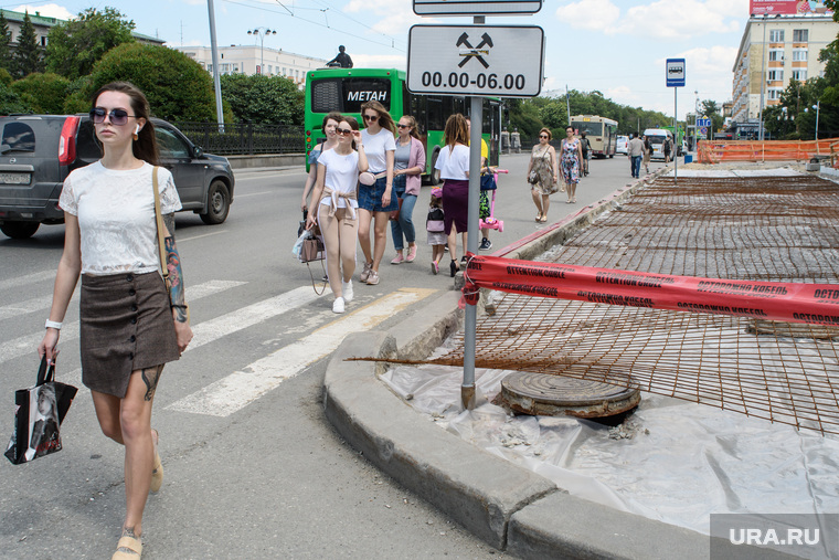 На главном проспекте Екатеринбурга, Ленина, горожанам приходится по дороге обходить закрытые части тротуара