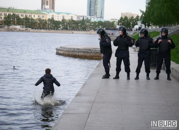 В один из дней протестов Евгений Мельниченко обошел полицейский кордон по воде