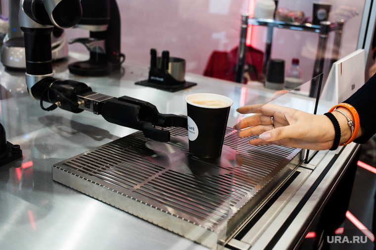 Робот мастерски разливает кофе до той поры, пока не кончаются стаканчики
