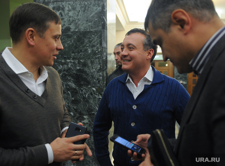 В 2016 году Виталий Пашин (слева) сменил в Госдуме Сергей Вайнштейна (в центре)