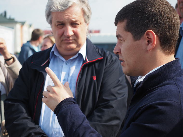 Представитель компании «Магнум» (слева) получает нагоняй от губернатора Ямала Дмитрия Артюхова (справа)