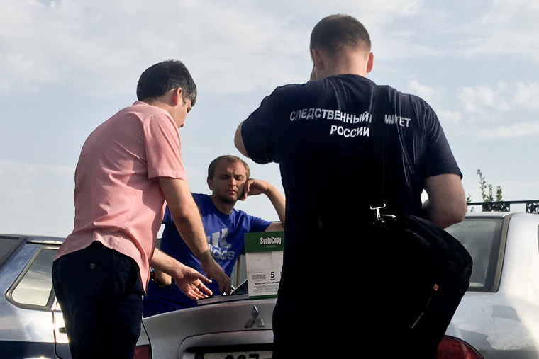 Сотрудники СК и полиции проводят следственные действия с директором детдома Артуром Аверьяновым (в центре)