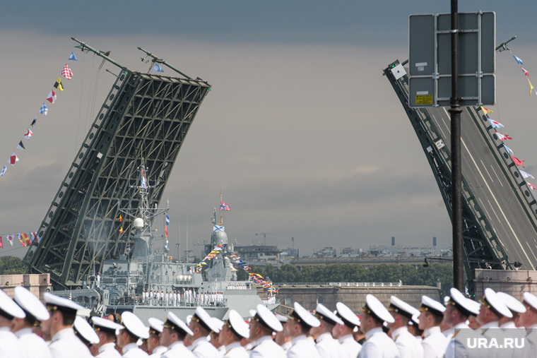 В главном параде в Петербурге было задействовано 43 корабля