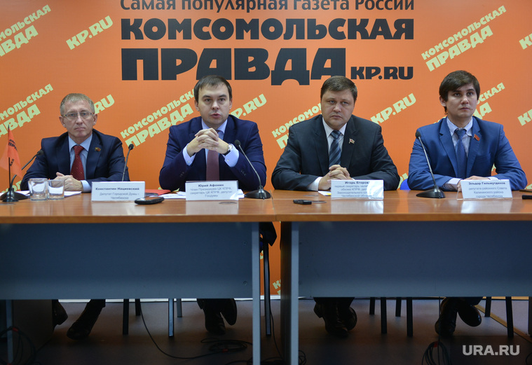 Коммунистам Константину Нациевскому (слева) и Ильдару Гильмутдинову (справа) единороссы сохранили округа в обмен на ответную лояльность в других территориях