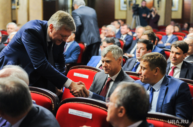 Виталий Пашин (справа) меняет своего представителя в гордуме, Валерий Гартунг (в центре) намерен вернуть контроль над Ленинским районом