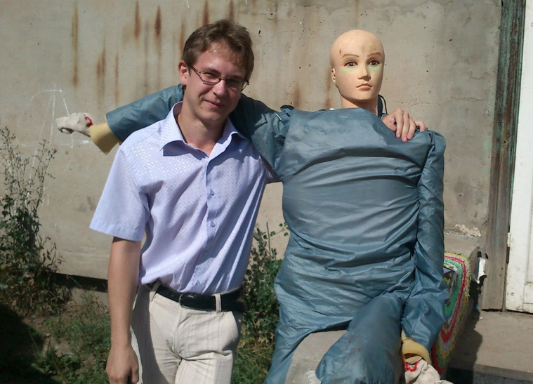 Следователь Иван Грязнов — с манекеном, применяемым во время следственных экспериментов