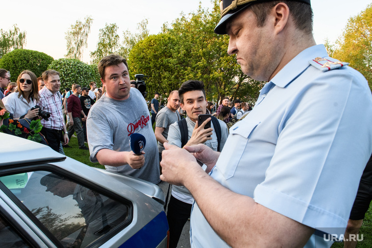 Ринат Низамов (посередине с телефоном) стал одним из лидеров протеста против строительства храма в сквере