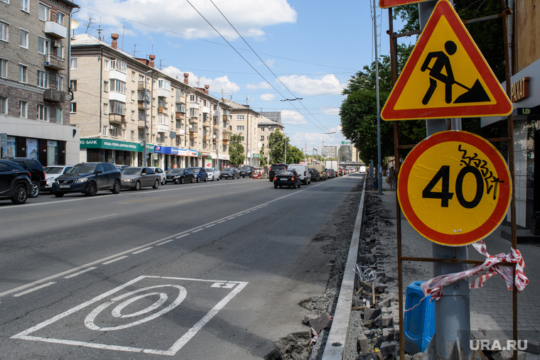 Июнь: в июне асфальт и плитка у бордюров были разрушены