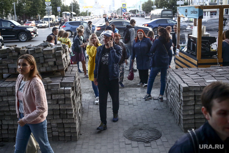 Во время «Ночи музыки» горожанам приходилось гулять среди сложенной плитки