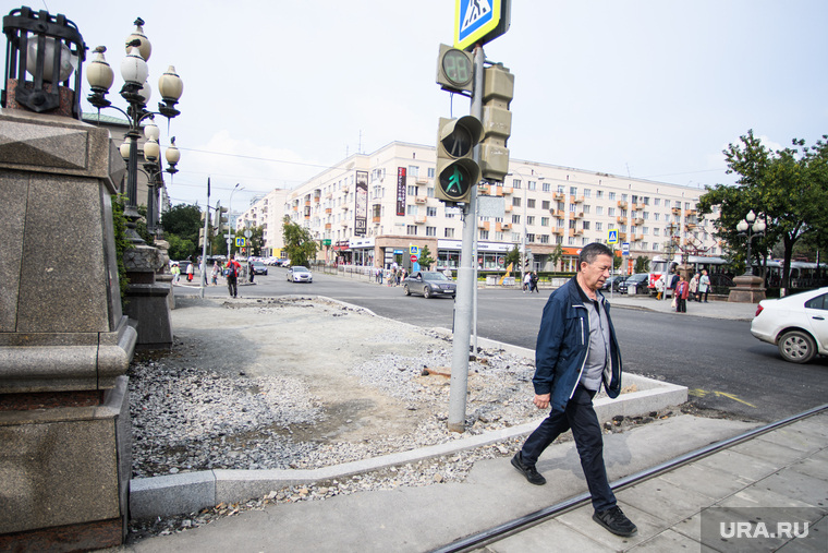 Тротуары на Ленина до сих пор разрушены