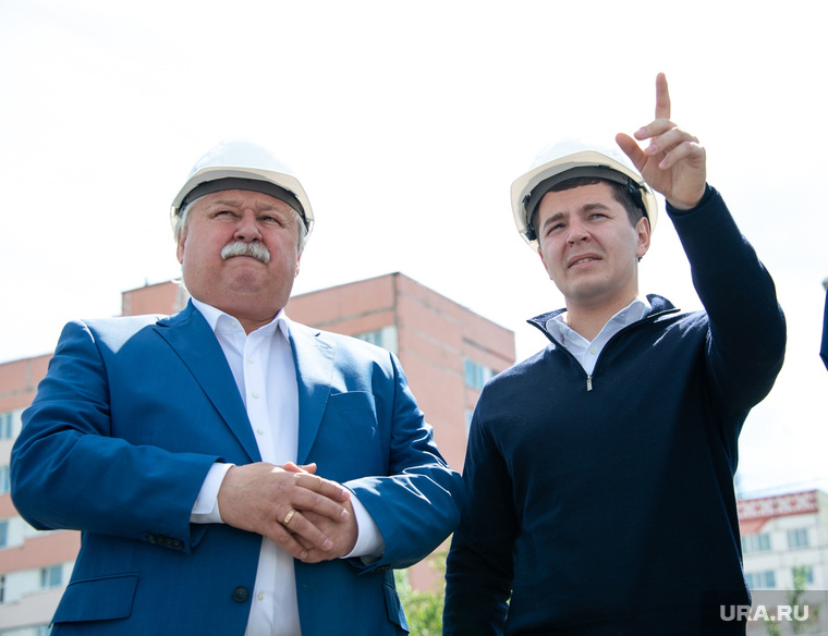Губернатор Ямала Дмитрий Артюхов (справа) нашел недочеты в работе мэра Нового Уренгоя Ивана Костогриза (слева)