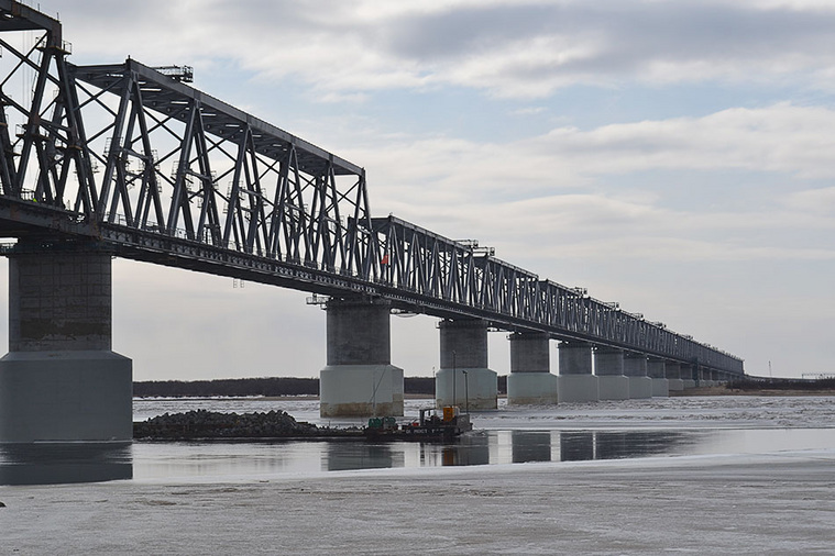  В марте компанией Руслана Байсарова были соединены обе части трансграничного железнодорожного моста Нижнеленинское - Тунцзян над рекой Амур