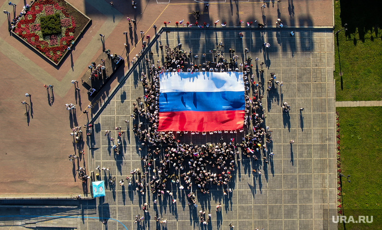 Жители Екатеринбург отмечали юбилей флага в самом центре города