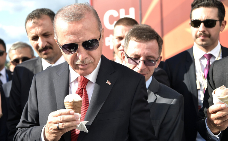 Мороженым угостили всю турецкую делегацию. Сдачу предложили Мантурову — «на развитие авиации»