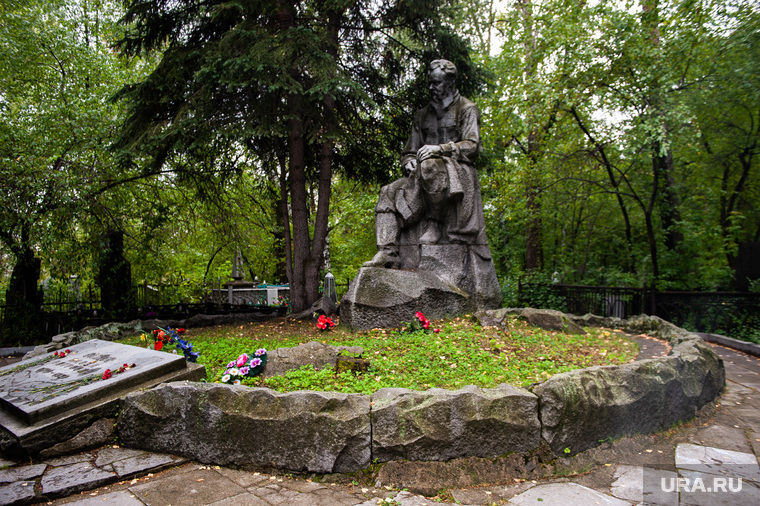 В Год Бажова будет проведено 114 мероприятий. Ни одного — на его памятнике. Немудрено: состояние кладбище для этого не предназначено