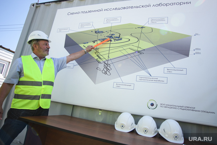 Замгендиректора по развитию НО РАО Виктор Красильников показывает схему будущей подземной лаборатории