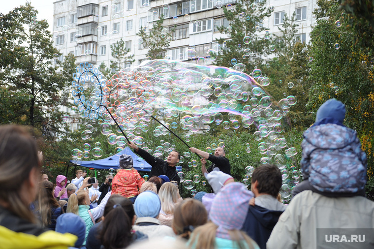 На открытии сквера устроили шоу мыльных пузырей. Жители, особенно дети, были в восторге