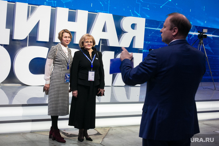 Елена Чечунова (слева) — один из претендентов на должность вице-спикера. Но как она потянет столько партийных обязанностей?