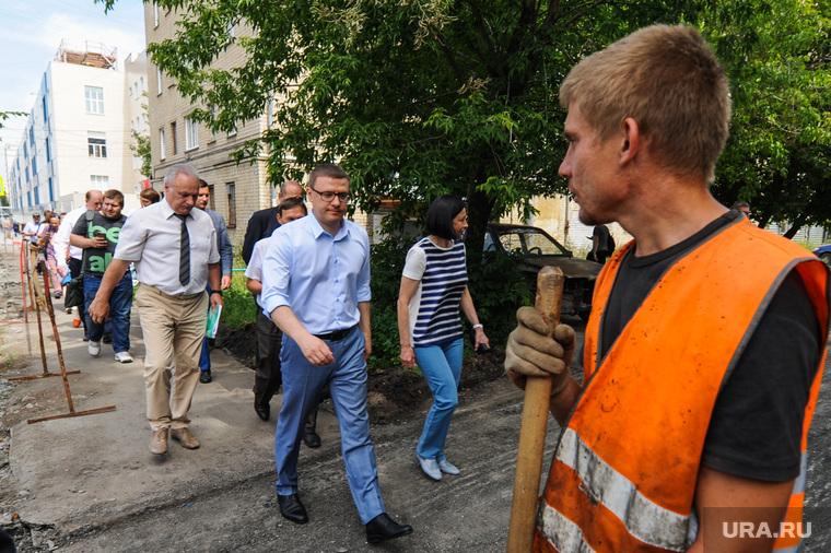Губернатор Алексей Текслер (в центре) взял ремонт дорог под личный контроль
