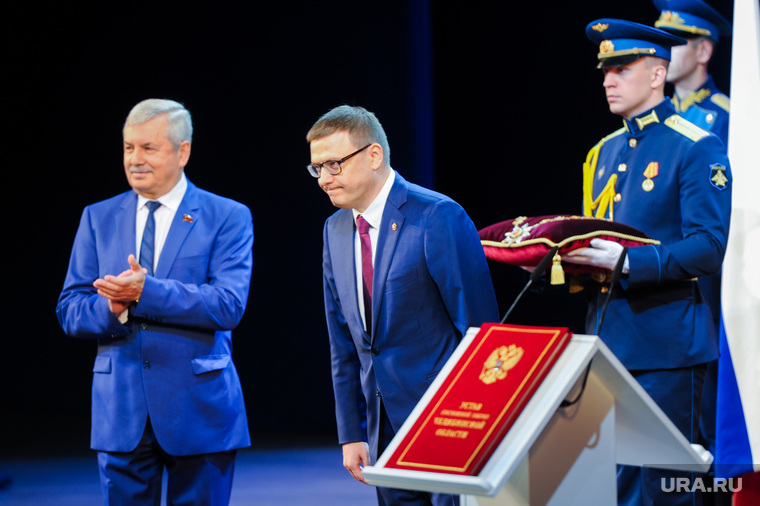 Несколько секунд спустя Владимир Мякуш (слева) наденет на Алексея Текслера нагрудный знак губернатора Южного Урала