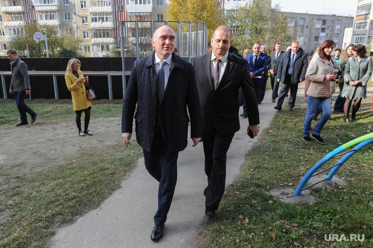 Еще экс-губернатор Борис Дубровский (слева) грозил увольнением Вячеслав Жилину