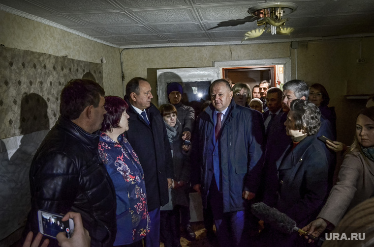 Полпред Цуканов не упустил возможность зайти в квартиру последних обитателей дома по адресу Калинина 77
