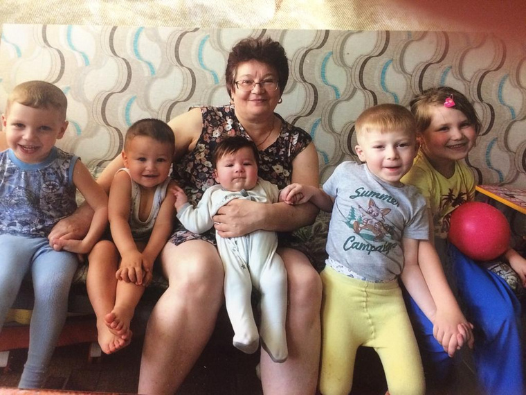 Надежда Ивановна Сергачева, проработавшая на заводе №353 более 20 лет, с внуками. Трое из них остаются без жилья