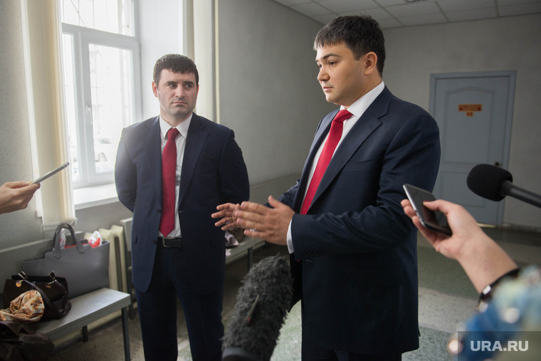 Рустам Курмаев (справа) объяснил, что означает отмена постановления о возбуждении уголовного дела на Бориса Дубровского