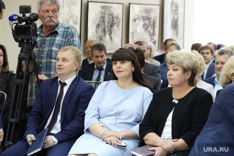 Оксана Куташи (в центре) уже ищет кандидата на место Татьяны Менщиковой (справа)