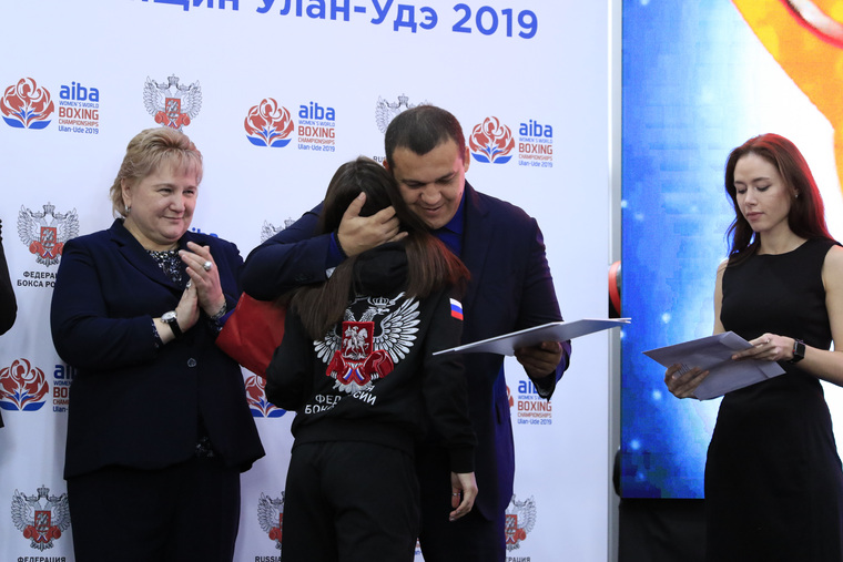 Спортсменов поздравлял генеральный секретарь Федерации бокса России Умар Кремлёв