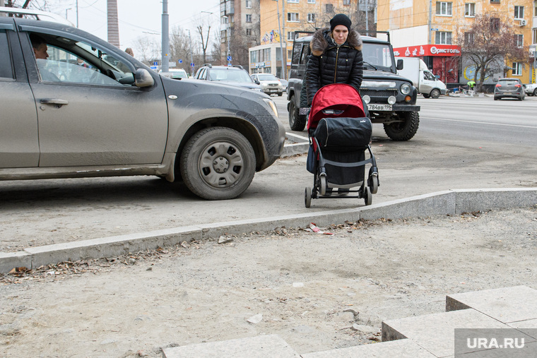 Пешеходам с колясками приходится преодолевать препятствия