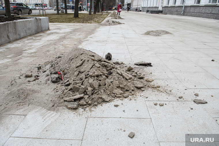 На проспекте Ленина близ перекрестка с улицей Луначарского осталось много строительного мусора