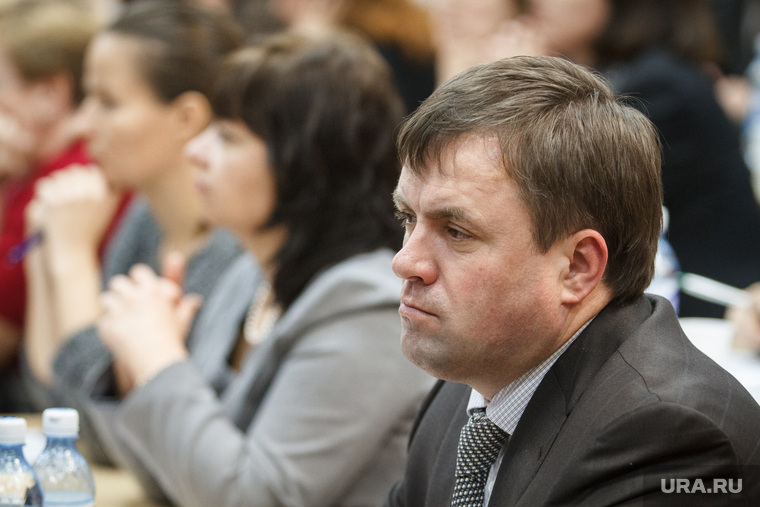 Бывший спикер Александр Карамышев был отправлен в отставку из-за того что не указал в декларации данные о некоторых банковских счетах, а также имуществе и недвижимости, которыми владеет его супруга