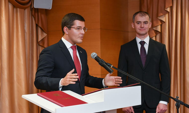 Во время инаугурации Титовского, губернатор Артюхов (слева) подчеркнул, что столицу региона поддержат финансово